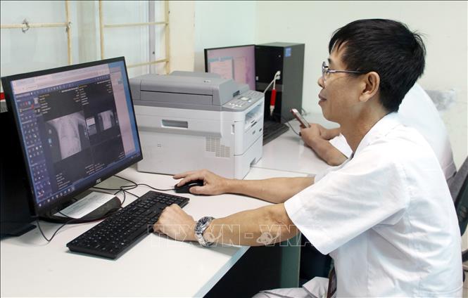 Bác sĩ ứng dụng AI trong hỗ trợ phân tích hình ảnh X- quang. (Ảnh: Đồng Thúy/TTXVN)